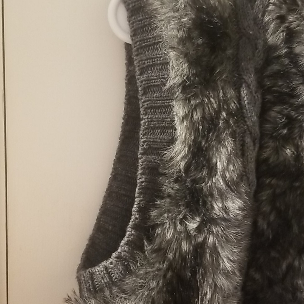 Fuda faux fur vest - Picture 3 of 5
